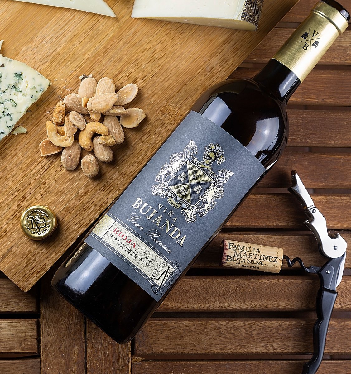 Próxima estación: otoño 🍂

Nuestros viñedos se teñirán de un color ocre y rojizo en el corazón de la Rioja, tonos que nuestro Viña Bujanda Reserva expresa en una copa, saborea la exquisitez.