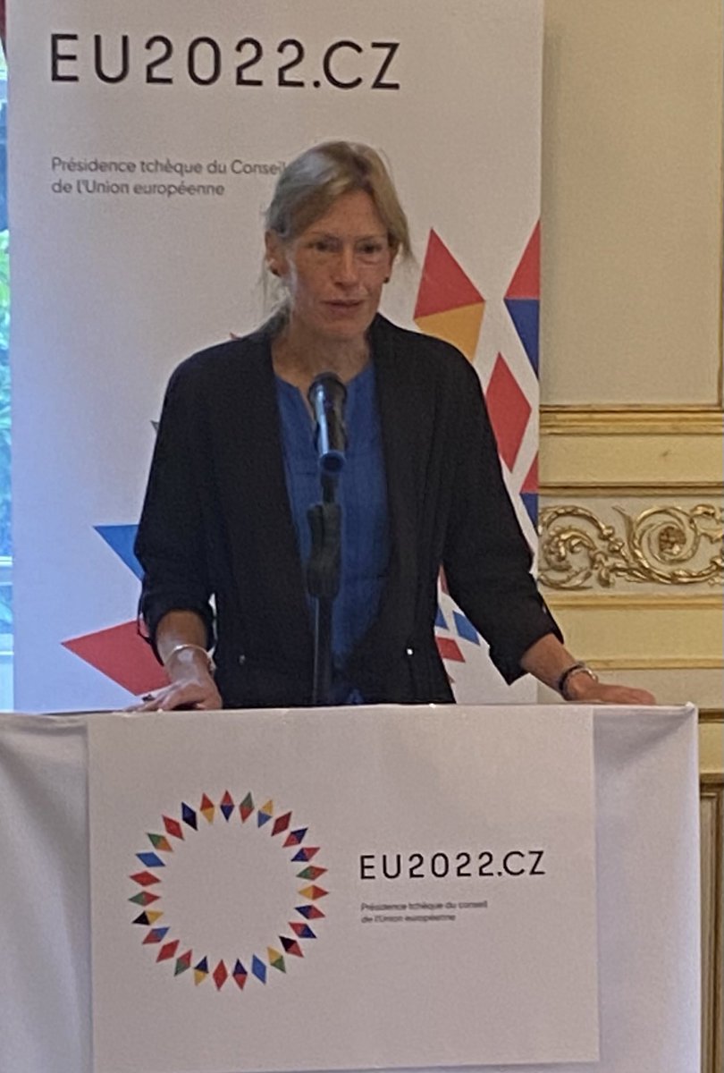 schnoellthomas's tweet photo. DG Alice #Guitton souligne l’importance stratégique de la Communauté politique européenne et de l’Alliance atlantique dans le cadre géopolitique actuelle. Bedeutung der #EuropäischePolitischeGemeinschaft und transatlantischen Beziehungen im geopol. Umfeld. https://t.co/42TIeHVxIj https://t.co/bsfKXYaYzH