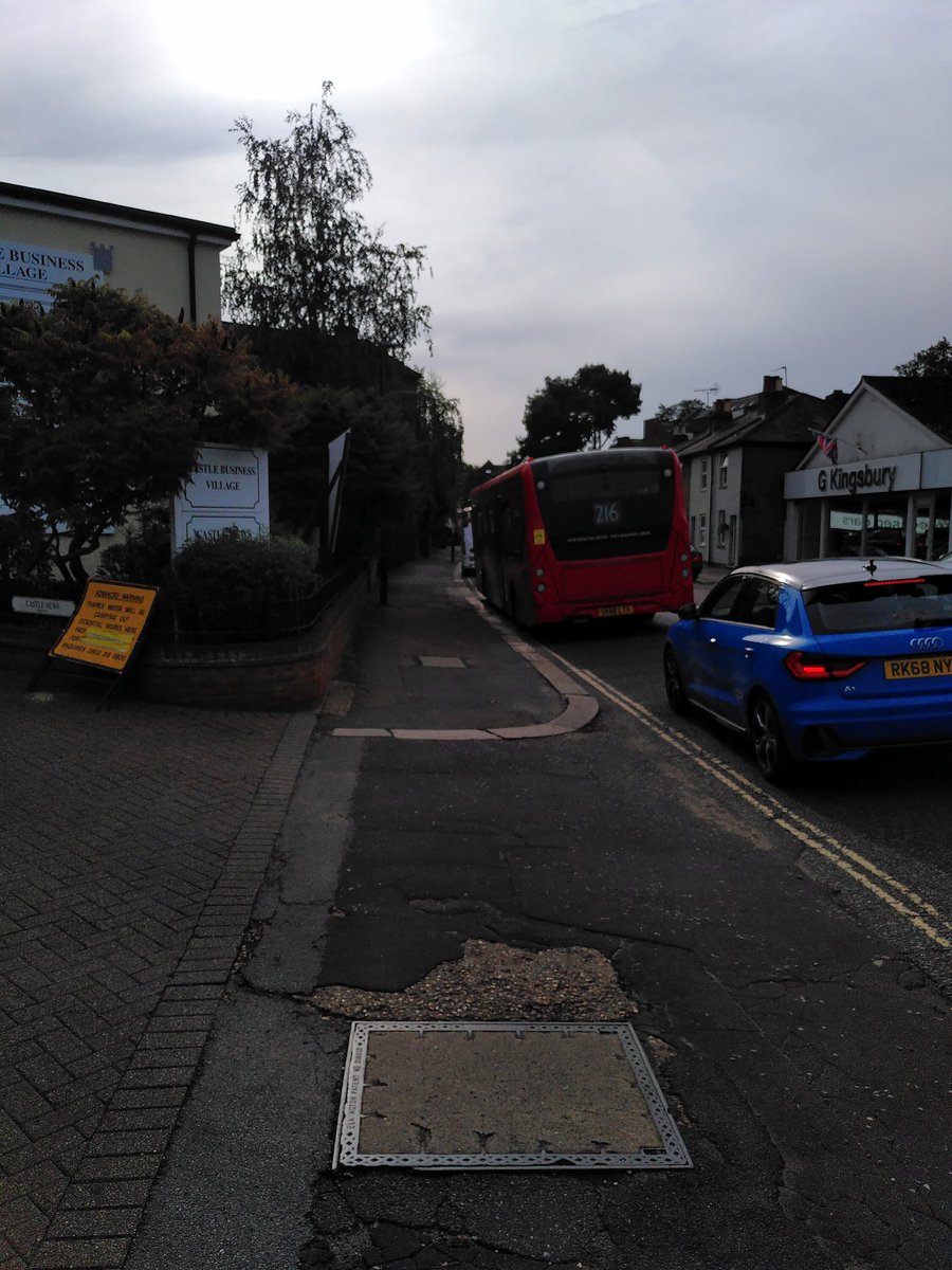 edd_nicklin's tweet photo. @AlexanderEhmann @LBRUT @Gareth_Roberts_ another day of queues in all directions in Hampton. When is the council going to deal with this and work hard to get people out of their cars and start taking air pollution seriously. Lots to talk but little action https://t.co/xGeV5VvuGq