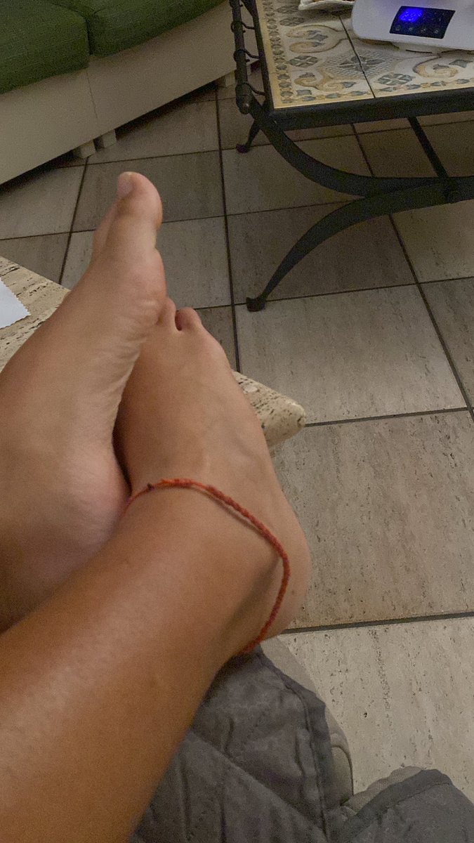 MissAle73276934's tweet photo. Ehyy! Chi vuole vedere per bene questi piedini?? 😜👣💰 
Dimmi come li vuoi messi che ti accontento baby ✨🥰 
#moneyslave #feetpics #findom #feetfethish #feetpicsforsales #mistress @findomitalia @Feetfinder https://t.co/3Zsq6rBM93