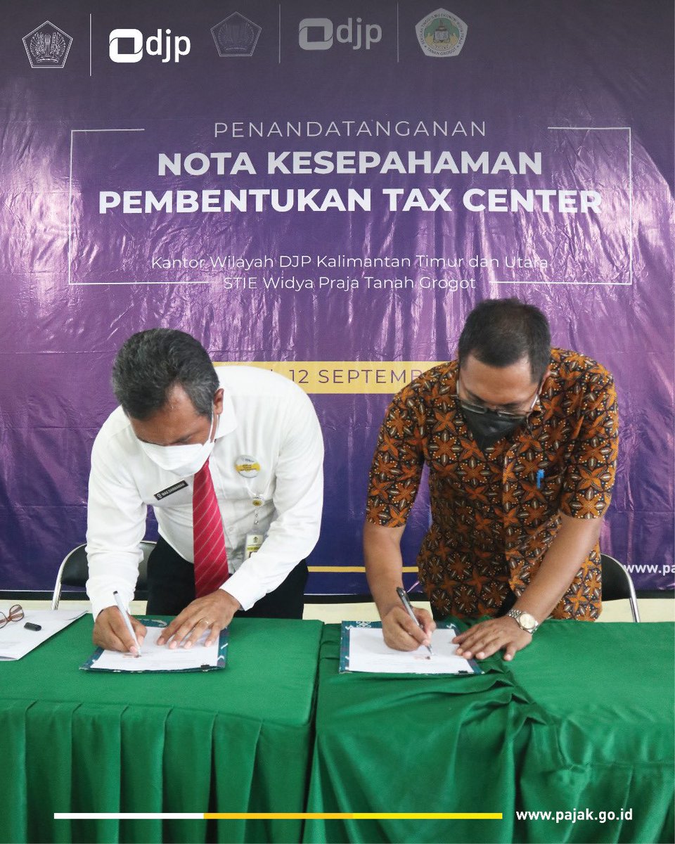 pajakkaltimtara's tweet photo. (Senin, 12/09) Bersama Ketua STIE Widya Praja Tanah Grogot Muhammad Akbar, Kepala Kanwil DJP Kaltimtara Max Darmawan menandatangani Nota Kesepahaman Pembentukan Tax Center di aula STIE Widya Praja Tanah Grogot, Kab. Paser.
@DitjenPajakRI
#TaxCenter
#EdukasiPajak https://t.co/a50aATloaj