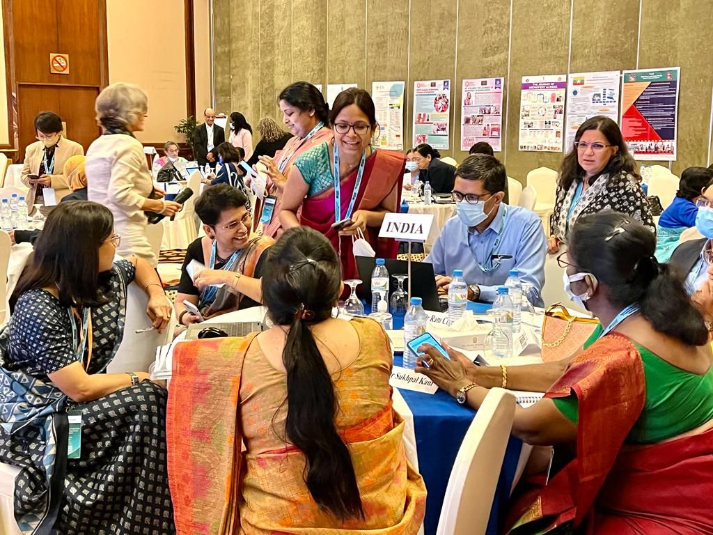 Jh_nursemidwif's tweet photo. The best kind of motivation is appr'n &amp; recog'n, &amp; we couldn't ask for more🎉

Dr Padmini Kashyap, DC-MH @MoHFW_INDIA admires @JhpiegoIndia for establishing model #midwifery led care unit in @DwhSic Meerut, at the South-East Asia regional meeting in Dhaka, BD

#InvestInMidwives https://t.co/RTk5luW7Xa