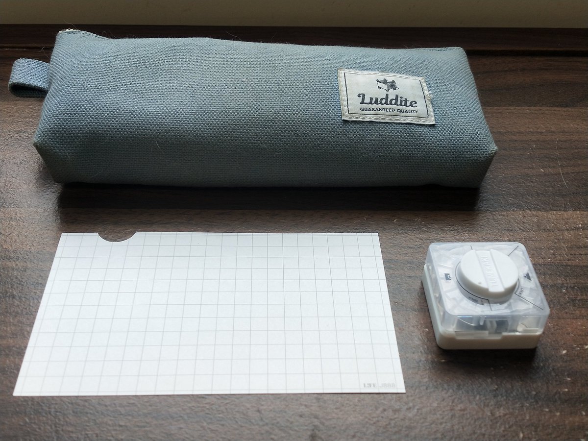 LoyShosha's tweet photo. サンスター文具さんの「見出しパンチ #ツメカケ 」を購入。ペンケースに入る大きさ。主に #5x3 サイズの #情報カード の加工用。 https://t.co/Givu5GCVTt