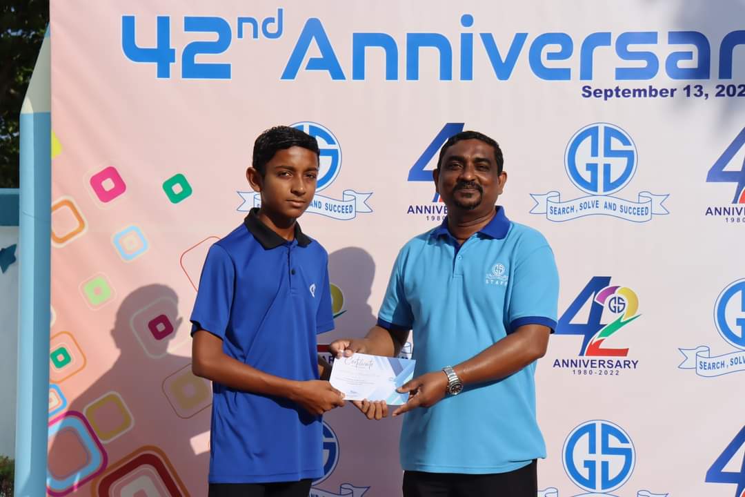 GaafaruSchool's tweet photo. ގާފަރު ސްކޫލުގެ 42ވަނަ އަހަރީ ދުވަހުގެ ލޯގޯ ކުރެހުމުގެ މުބާރާތުގައި ކުރެހުން ހުށައެޅި ދަރިވަރުންނަށް ހަދާނީ ލިޔުން ހަވާލުކުރުން. 1ވަނަ ހާސިލު ކޮށްފައި ވަނީ ޝާހާން އަހްމ��ދު އާޒިމް (ގުރޭޑް 8)
@MoEdumv @aisthly @abdullakhaleel https://t.co/5LwiZ4aYGB