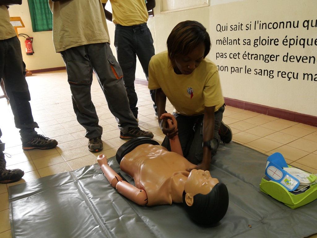 MISLOG_BANGUI's tweet photo. Les pompiers du camp de M’Poko ont organisé une formation de 2 jours sur les « Gestes Qui sauvent » au profit des civils centrafricains de l’EDA.
Un diplôme bien mérité a été remis à tous les personnels en stage !
#formation #entraideetpartage #MISLOG
@EfgOfficiel @EtatMajorFR https://t.co/YwVvDeQAN8