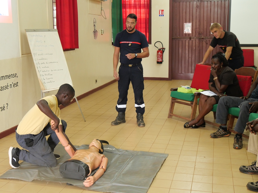 MISLOG_BANGUI's tweet photo. Les pompiers du camp de M’Poko ont organisé une formation de 2 jours sur les « Gestes Qui sauvent » au profit des civils centrafricains de l’EDA.
Un diplôme bien mérité a été remis à tous les personnels en stage !
#formation #entraideetpartage #MISLOG
@EfgOfficiel @EtatMajorFR https://t.co/YwVvDeQAN8