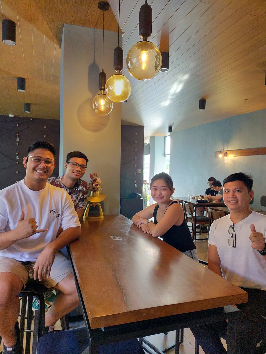 yadu_karu's tweet photo. Coffee chillin' with some of GenSan coffee masters – RC De Vera of SIDE NOTES and Avnit Arn Decolongon of KOFI NESS with Ms. Bea of Espresso Lab DVO 

Tomorrow is the first day of Philippine Coffee Expo at SMX Lanang, Davao City. 😁☕

#Yaduing https://t.co/UseNAy5ztc