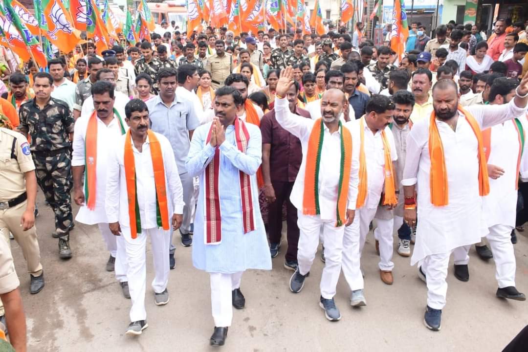 bandisanjay_bjp's tweet photo. Started Day2 of #PrajaSangramaYatra4 from Chandragiri nagar in Quthbullapur constituency. Delighted by the response from people at every step. https://t.co/Jy4RXtMzMe