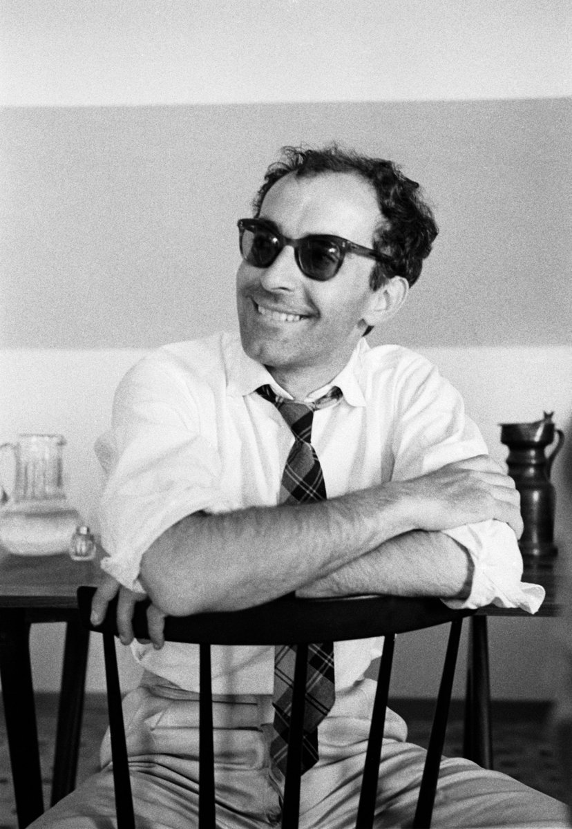 fotogramas_es's tweet photo. Godard dijo que había llegado a saber tanto de cine que solo podía definirlo como un misterio. Quizás Godard no sea el cine en sí mismo pero es el ser humano que más cerca está de conseguirlo. Por eso, si hay que definir a Jean-Luc Godard, diremos que es también un misterio 🎬🎥 https://t.co/7sVxx9hMgw