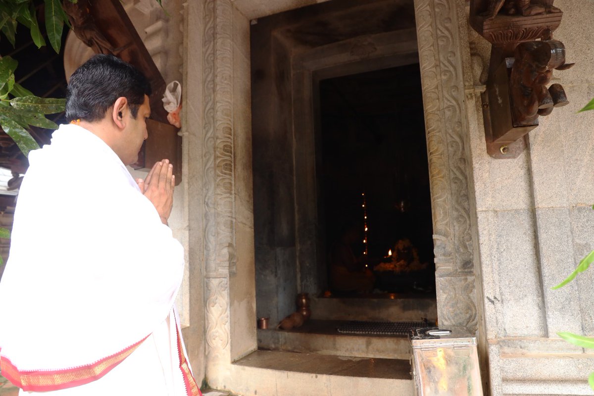 ShankaraPeetha's tweet photo. ಭಾರತೀಯ ಜನತಾ ಪಕ್ಷದ ರಾಜ್ಯ-ಉಪಾಧ್ಯಕ್ಷರಾದ ಶ್ರೀ ಬಿ. ವೈ. ವಿಜಯೇಂದ್ರ ಇವರು @VishnuguptaVV ಯ ಪರಿಸರದಲ್ಲಿರುವ ಶ್ರೀಮಲ್ಲಿಕಾರ್ಜುನ ದೇವಾಲಯದಲ್ಲಿ ಶ್ರೀದೇವರ ದರ್ಶನವನ್ನು ಪಡೆದು, ಶ್ರೀಪೂಜೆಯಲ್ಲಿ ಉಪಸ್ಥಿತರಿದ್ದು, ಶ್ರೀಸಂಸ್ಥಾನದವರನ್ನು ಭೇಟಿಯಾಗಿ ಆಶೀರ್ವಾದವನ್ನು ಪಡೆದರು. https://t.co/y4rGUitFmn