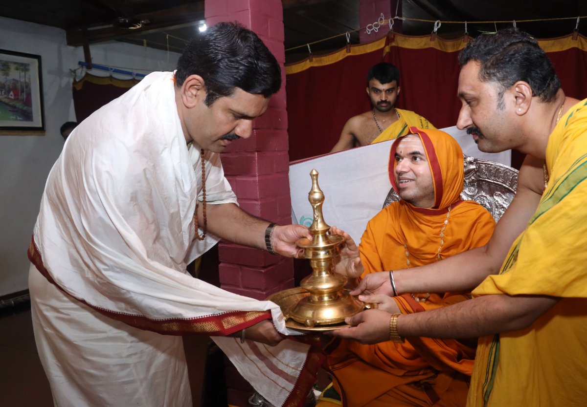 ShankaraPeetha's tweet photo. ಭಾರತೀಯ ಜನತಾ ಪಕ್ಷದ ರಾಜ್ಯ-ಉಪಾಧ್ಯಕ್ಷರಾದ ಶ್ರೀ ಬಿ. ವೈ. ವಿಜಯೇಂದ್ರ ಇವರು @VishnuguptaVV ಯ ಪರಿಸರದಲ್ಲಿರುವ ಶ್ರೀಮಲ್ಲಿಕಾರ್ಜುನ ದೇವಾಲಯದಲ್ಲಿ ಶ್ರೀದೇವರ ದರ್ಶನವನ್ನು ಪಡೆದು, ಶ್ರೀಪೂಜೆಯಲ್ಲಿ ಉಪಸ್ಥಿತರಿದ್ದು, ಶ್ರೀಸಂಸ್ಥಾನದವರನ್ನು ಭೇಟಿಯಾಗಿ ಆಶೀರ್ವಾದವನ್ನು ಪಡೆದರು. https://t.co/y4rGUitFmn