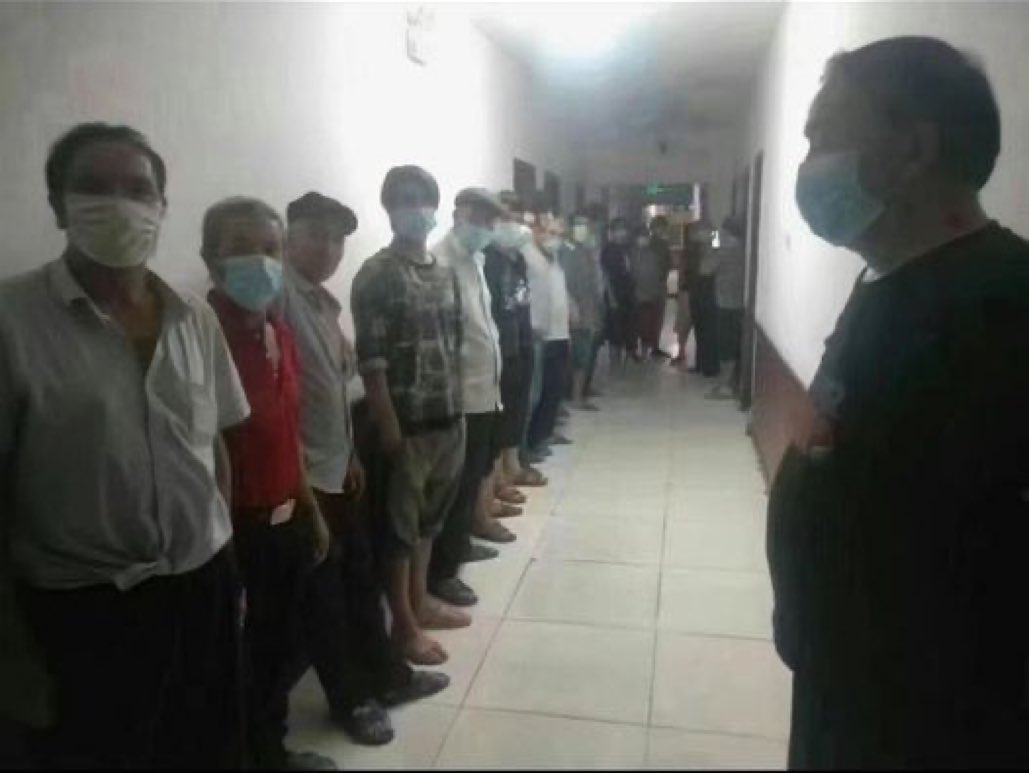 Uyghur_Report's tweet photo. 🔴Son Dakika!

Merkezi şehir Urumçi’de 33 Uygur erkek 4 katlı bir binaya hapsedildi. 3 gündür yiyecek ve içecek verilmediği bildirildi.

Kendi imkanlarıyla bu haberleri dışarı uçurmayı başardığı öğrenildi.

Via: @MAliatayurt https://t.co/DVIdPzvbYq