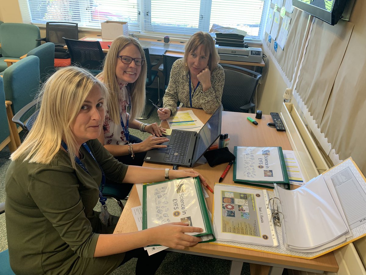 AMBERLEYPRIMARY's tweet photo. ๐Back to school and straight back to it! Our science subject leaders working with our Early Years Lead on what their subject looks like in Nursery & Reception. #subjectleadership #EYFS #strongcurriculum https://t.co/y39Lu2wpjp