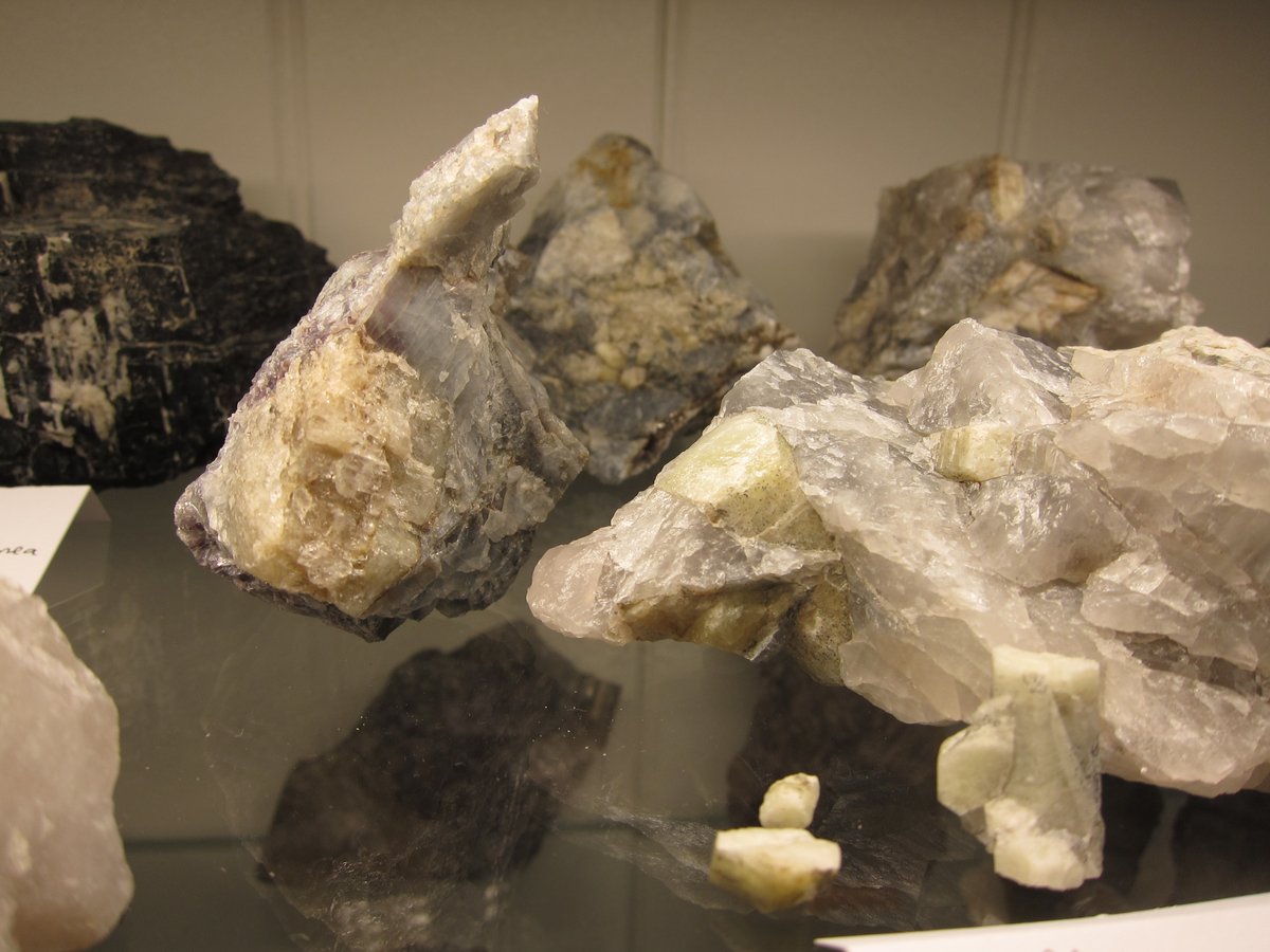 MorgaineFee's tweet photo. @MineralCup That's tough choice, I like both.
Corundum makes a stunning and durable beauty with a simple chemical composition of very common elements (Al2O3).
However, I decided to go with #teamberyl because it's the one I actually found myself (not so beautiful specimens, but well earned๐) https://t.co/jttMU6MQ49