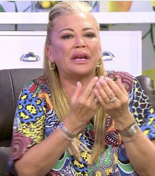 Casateco's tweet photo. Ayer Belén Esteban: A mi no me compares con Rocío Carrasco🤨

Hola @BelenEstebanM tranquila tú te parece más Antonio David por qué has hecho lo mismo que ÉL reventar a tu ex parejas en TV para tu beneficio económico y para continuar en televisión 💩
 #yoveosalvame #APOYOROCIO13S https://t.co/b7yUu4x05t