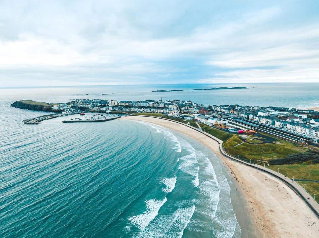 What do you mean it's not summer anymore? Here's Portrush proving that the island of Ireland's seaside is perfect all year round 😉

📍Portrush, County Antrim

📸 instagram.com/whileonourtrav…