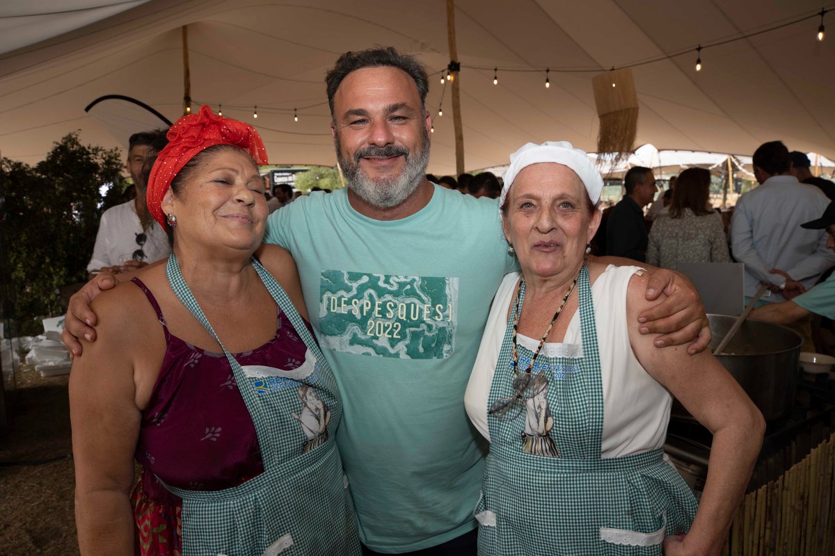 Ya están aquí los #despesques de Angel León, en la foto escoltado por las cocineras del barrio de Santiago de Jerez. Hay ponencias, hay investigación, hay manduca, algarabía y musicón. Tercera edición ya (apunta a clásico) para despedir el verano en el Parque de los Alcornocales.