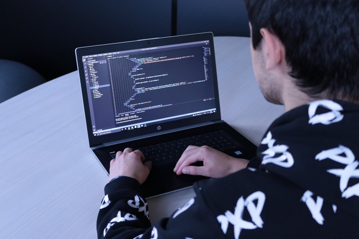 Aujourd'hui, c'est la journée mondiale des développeurs &amp; programmeurs ! L'occasion de mettre à l'honneur nos élèves qui se préparent à ce métier d'avenir. 
À l'issue de leur formation, les élèves auront déjà environ 2000 heures de code à leur actif !💪