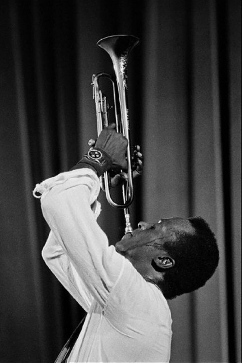 monoeilblog's tweet photo. Miles Davis photographié à Paris en 1969 par Guy Le Querrec
Voir plus de photos 👉 https://t.co/LMvJh7mACQ
#guylequerrec #GuyLeQuerrec #milesdavis #photography #photographie #photo #foto #fotografia #artwork #monoeil https://t.co/S3nxXGscSM