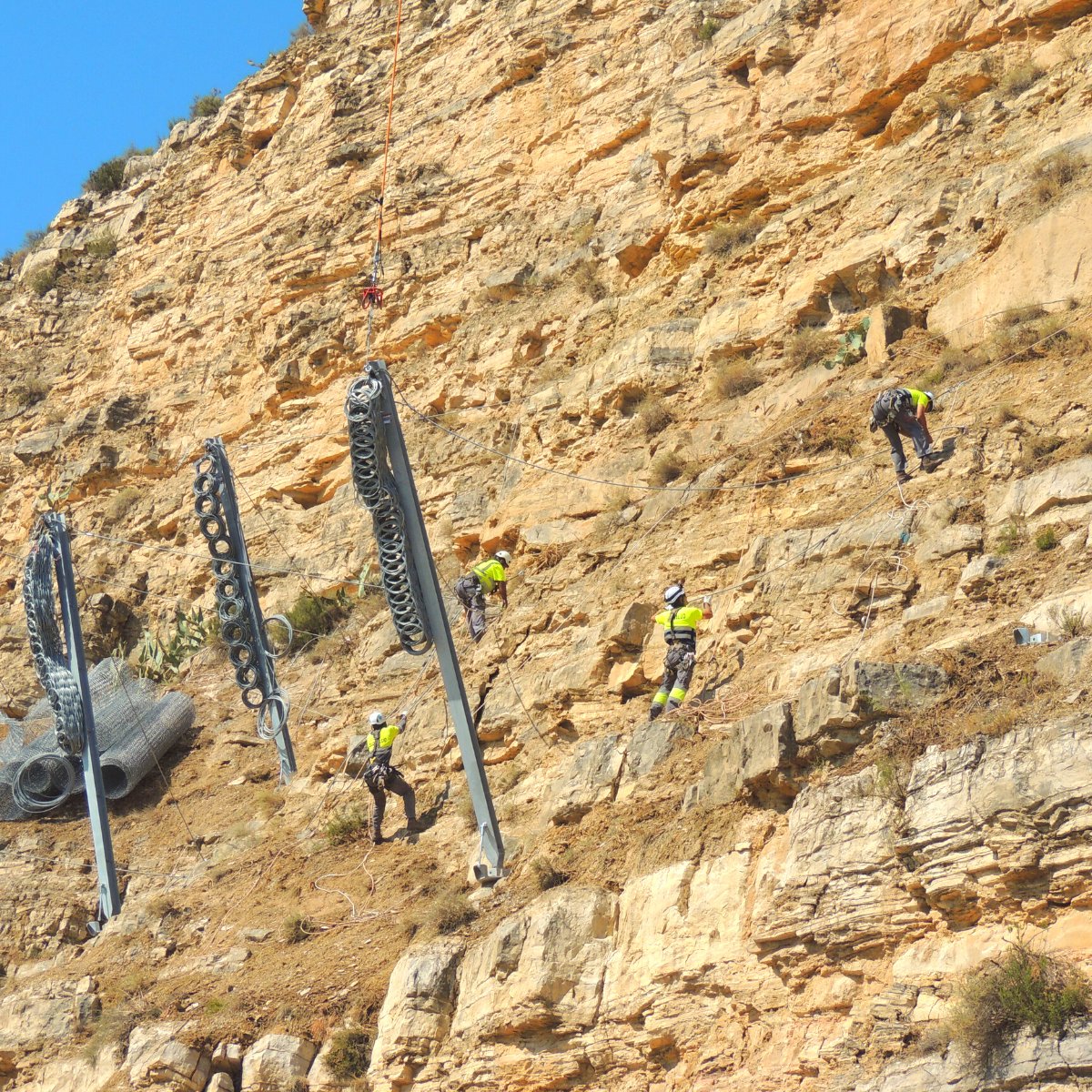 🚁Servicio de #gestiónpatrimonial técnica desarrollado a medida para <a href="/Endesa/">endesa</a>.
PROYECTO⇒Hemos diseñado, gestionado y ejecutado una intervención para minimizar los riesgos de desprendimientos en un solar, propiedad de <a href="/Endesa/">endesa</a>, ubicado en un talud en #Mequinenza.
<a href="/geoneu_risk/">GeoNeu Risk</a>