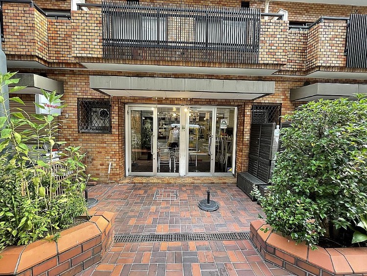 PTenpo's tweet photo. 【麹町／テイクアウト店／1階／17.76坪／38.5万円】
麴町駅徒歩４分、１階テイクアウト店居ぬき物件　外国籍相談可、造作譲渡残置です。
https://t.co/ioisgw4e5A

＃造作譲渡残置　＃外国籍相談可　＃重飲食相談可　#居抜き　#テナント募集　#物件情報　#飲食店可　#テイクアウト店　#麹町 https://t.co/uUHzF7Dy43