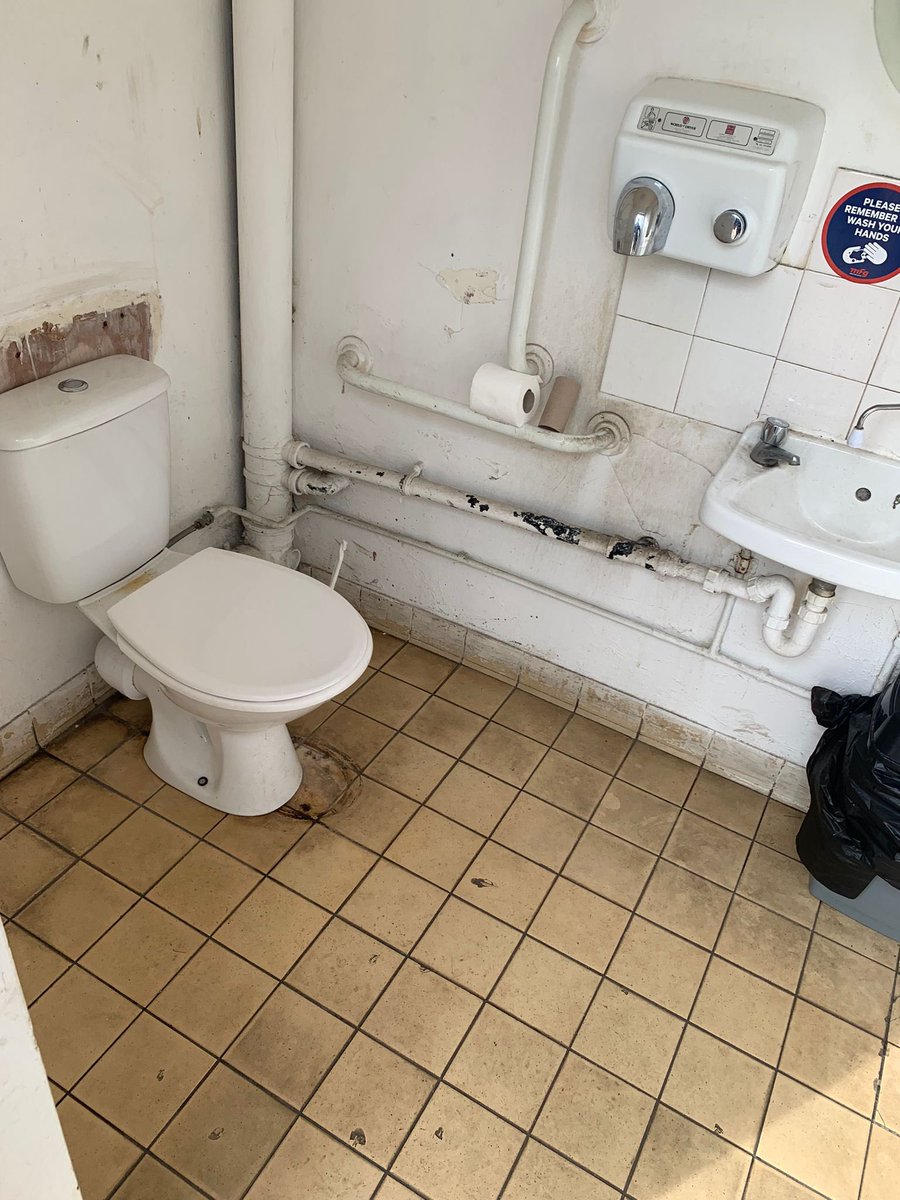 PublicLoo's tweet photo. Morcott Service Station, Rutland

Cleanliness ⭐️⭐️
Quality of bog roll ⭐️⭐️ ⭐️
Amount of bog roll ⭐️⭐️⭐️
Comfort ⭐️⭐️⭐️⭐️ 
Space in Trap ⭐️⭐️⭐️⭐️⭐️
Use again ⭐️⭐️⭐️. 
Not the most attractive bog I’ve ever seen. Plenty of space tho. And that’s where the positives end. Filthy https://t.co/2s6SA8FZXP