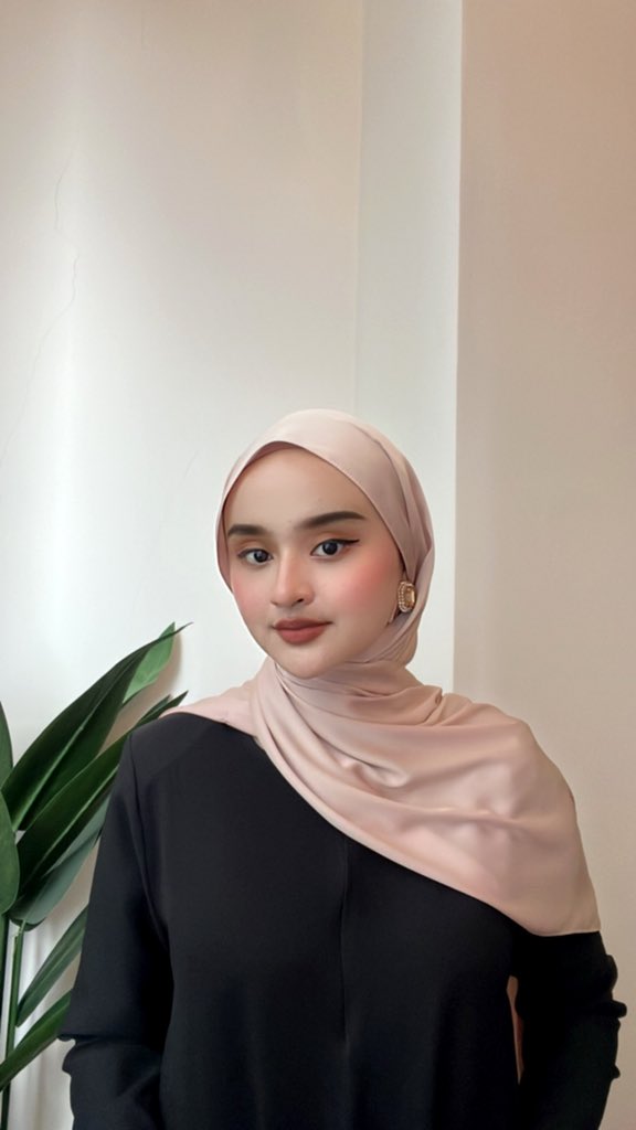 CoveredScarf's tweet photo. LADY✨

Soft silky satin material that create the elegant look💕 https://t.co/GoZJbbqeQS