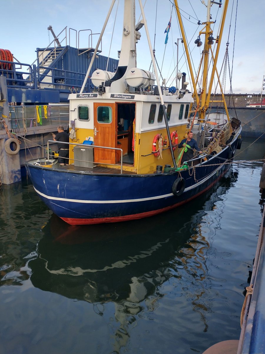 LuytGroep's tweet photo. Het zat WR-71 'Marry An' even niet mee. #Garnalenvisser illiam de Jong moest de hulp van #Dokploeg #LUYT inroepen voor een touw in de #schroef. Snel drooggezet in #dok door onze Dokploeg💪
Ook voor directe (nood)hulp, staan we klaar!

#spoed #droogzetting #hulpverleners #DenOever https://t.co/UiEwZZ04Pv