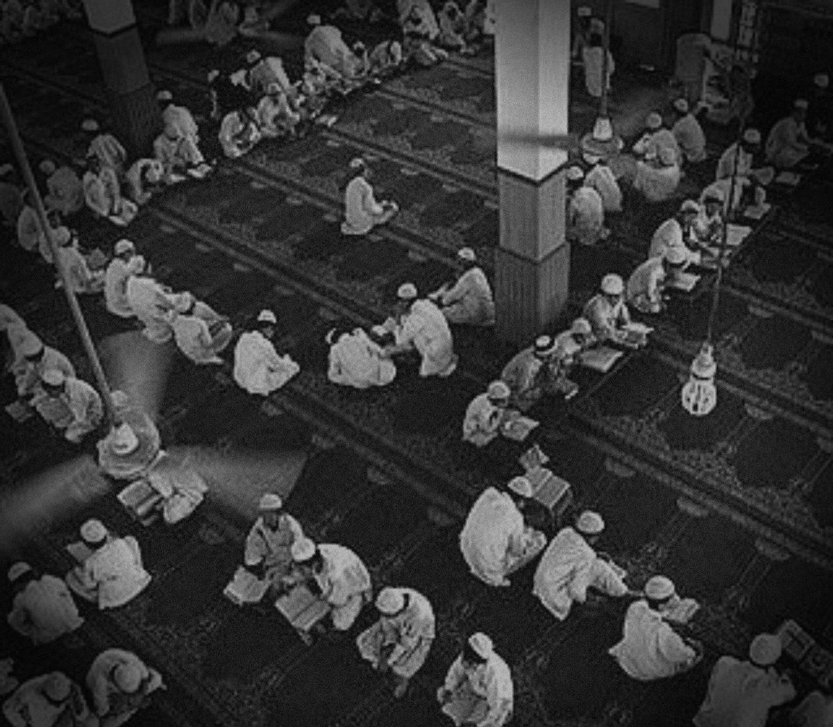 لا تفارق مجالس العلماء:
عن عمر بن الخطاب -رضي اللَّه عنه- قال :
"إنَّ الرَّجُلَ لَيَخرُجُ مِنْ مَنْزِلِهِ وَعَلَيهِ مِنَ الذُّنُوبِ مِثلَ جِبَالِ تَهَامة، فإِذَا سَمِعَ العِلْمَ خَافَ وَرَجَعَ وَتَابَ، فَانصرَفَ إلىٰ منْزِلِهِ وليسَ عليه ذنب؛ فَلا تُفارِقُوا مجالِس العُلماء.