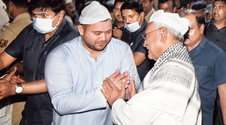 asadowaisi's tweet photo. सेक्युलरिज़्म नहीं, सत्ता नहीं, हमें सम्मान चाहिए। पिछले 4 दिनों से 8 वर्षीय रिज़वान जेल की सलाखों में क़ैद है। उसकी माँ की बेबसी को आप लोग कैसे नज़र-अंदाज़ कर सकते हैं? @yadavtejashwi @NitishKumar रिज़वान के साथ ऐसा सुलूक क्यों किया जा रहा है? हमारा रिज़वान कब रिहा होगा? https://t.co/PBBADDsE21