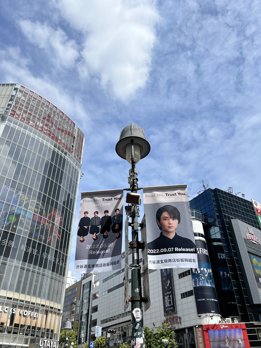 chamity913's tweet photo. 渋谷のトラトラのフラッグ
今日はお天気も良くて、風も穏やかだったので、いい感じに撮れた！
聡ちゃんだけ逆光だったけど。
ほんとかっこいい⋆⸜♡⸝‍⋆
 #TMTY https://t.co/zoPAI8lSpC