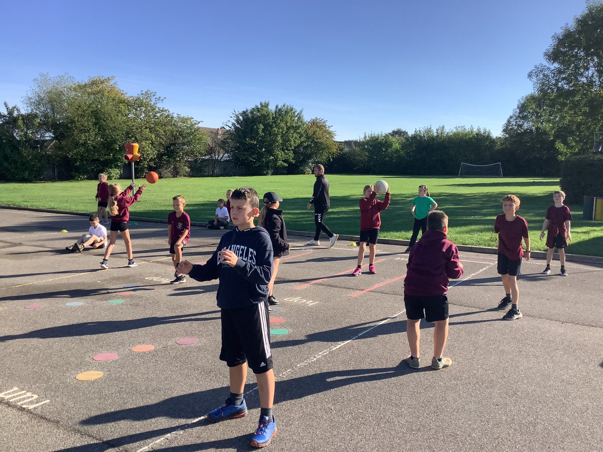 FCComFoundation's tweet photo. 𝗦𝗖𝗛𝗢𝗢𝗟 𝗦𝗣𝗢𝗥𝗧𝗦 𝗣𝗔𝗥𝗧𝗡𝗘𝗥𝗦𝗛𝗜𝗣 🤝

Schools are back! The pupils at @LevenSchool took part in their first Netball session this morning as part of their partnership programme! 🤼‍♀️ https://t.co/lCX8ieM5ye