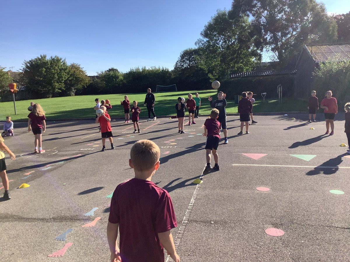 FCComFoundation's tweet photo. 𝗦𝗖𝗛𝗢𝗢𝗟 𝗦𝗣𝗢𝗥𝗧𝗦 𝗣𝗔𝗥𝗧𝗡𝗘𝗥𝗦𝗛𝗜𝗣 🤝

Schools are back! The pupils at @LevenSchool took part in their first Netball session this morning as part of their partnership programme! 🤼‍♀️ https://t.co/lCX8ieM5ye