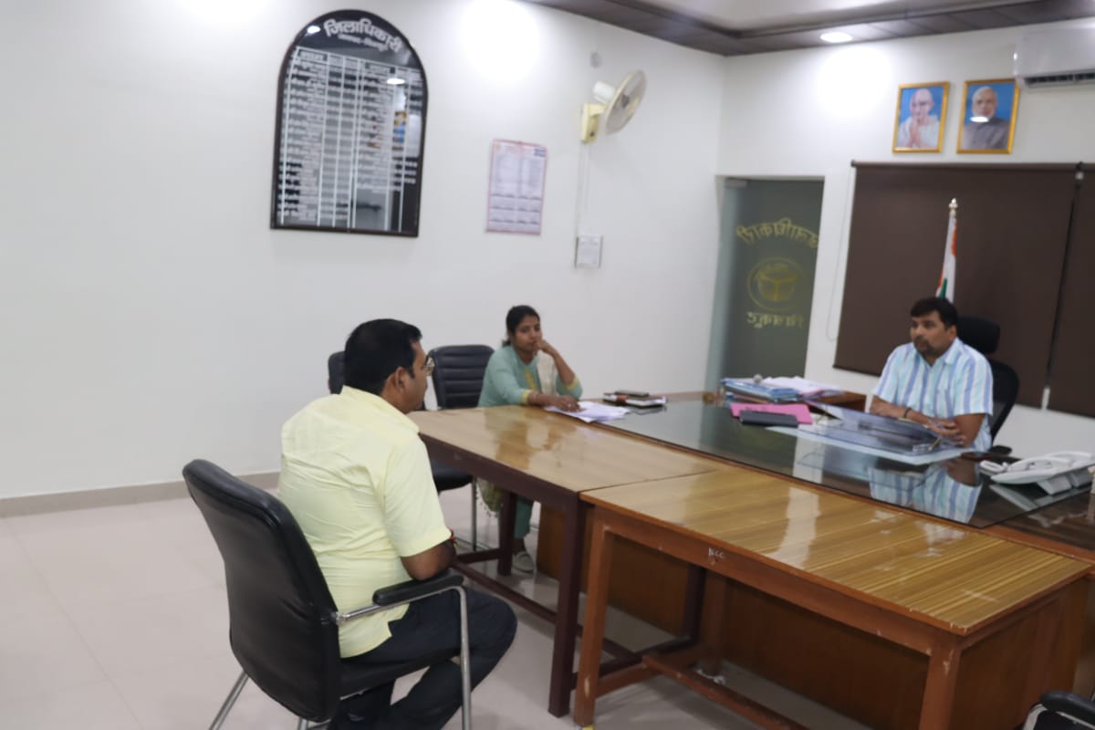 कलेक्ट्रेट सभाकक्ष में जन सुनवाई करते हुए फरियादियों की जन समस्याएं सुनी एवं संबंधित विभागों के अधिकारियों से संबंधित समस्याओं  के निस्तारण के निर्देश दिए |
<a href="/CMOfficeUP/">CM Office, GoUP</a> 
<a href="/ChiefSecyUP/">S.P. Goyal, Chief Secretary, GoUP</a> 
<a href="/myogiadityanath/">Yogi Adityanath</a>