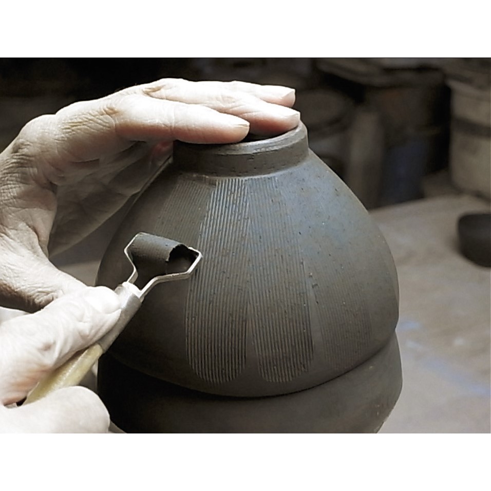 LF_oribehills's tweet photo. 成形から加飾・焼成まで、完成品に合わせた技法を組み合わせた作業から、美濃焼は生み出されます。
#LaFiore #ラフィオーレ
#織部ヒルズ #土岐市
#美濃焼 #陶磁器
#食器 #やきもの
#陶芸 #伝統工芸
#洗面ボウル
#洗面所 #洗面台
#造作洗面台
#玄関手洗い
#リフォーム #リノベ
#リノベーション https://t.co/r5vTY6Ng9d