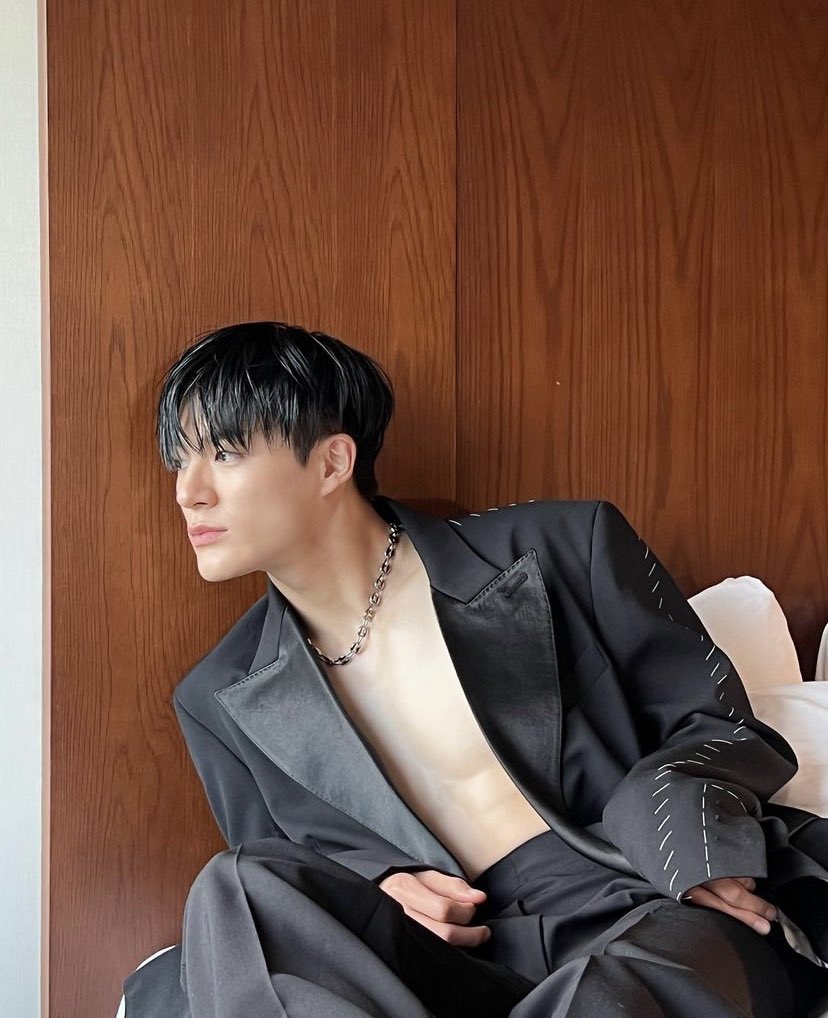 charisa_zin's tweet photo. สู่ขิตในวันที่ดือออออออ😱 #JENOxVOGUE https://t.co/yDGSmVOz7D