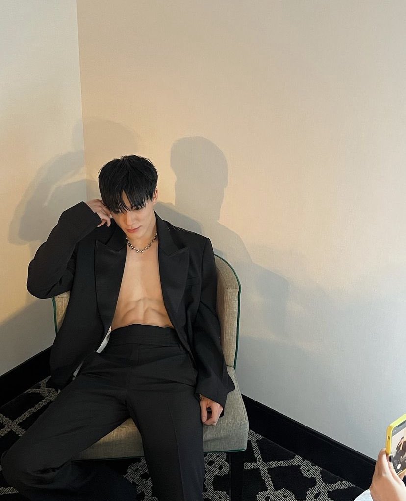 charisa_zin's tweet photo. สู่ขิตในวันที่ดือออออออ😱 #JENOxVOGUE https://t.co/yDGSmVOz7D
