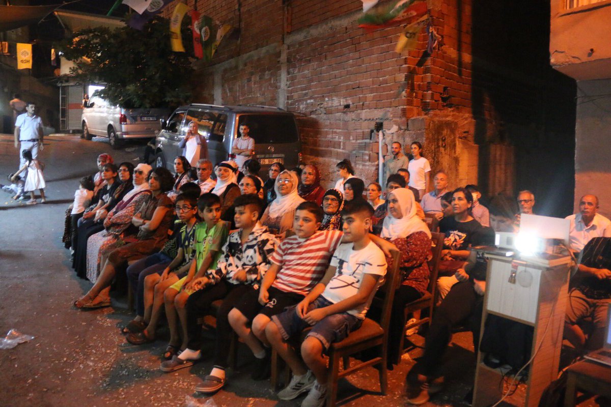 | Çimentepe

Em di pêşandana sînevîzyonê de bi dirûşmeya "Li dijî bişavtinê perwerdehiya bi zimanê zikmakî" hatin cem hev.
Em careke din destnîşan dikin ku perwerdehiya bi zimanê zikmakî mafê me yê herî bingehîn e û em ê her ji bo zimanê xwe têbikoşin.