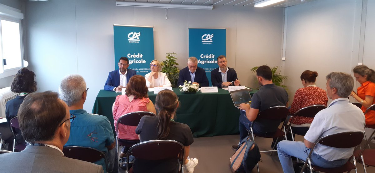 #SPACERENNES conf. de presse du Crédit Agricole en Bretagne #transitionenergetique CA en Bretagne c'est 300 M d'€ invedtid ds les #ENR ds le sect. agricole en 10 ans. Le Pôle TRANSITION ENERGETIQUE accompagne les clients du CA face aux défis de la durabilité environnementale