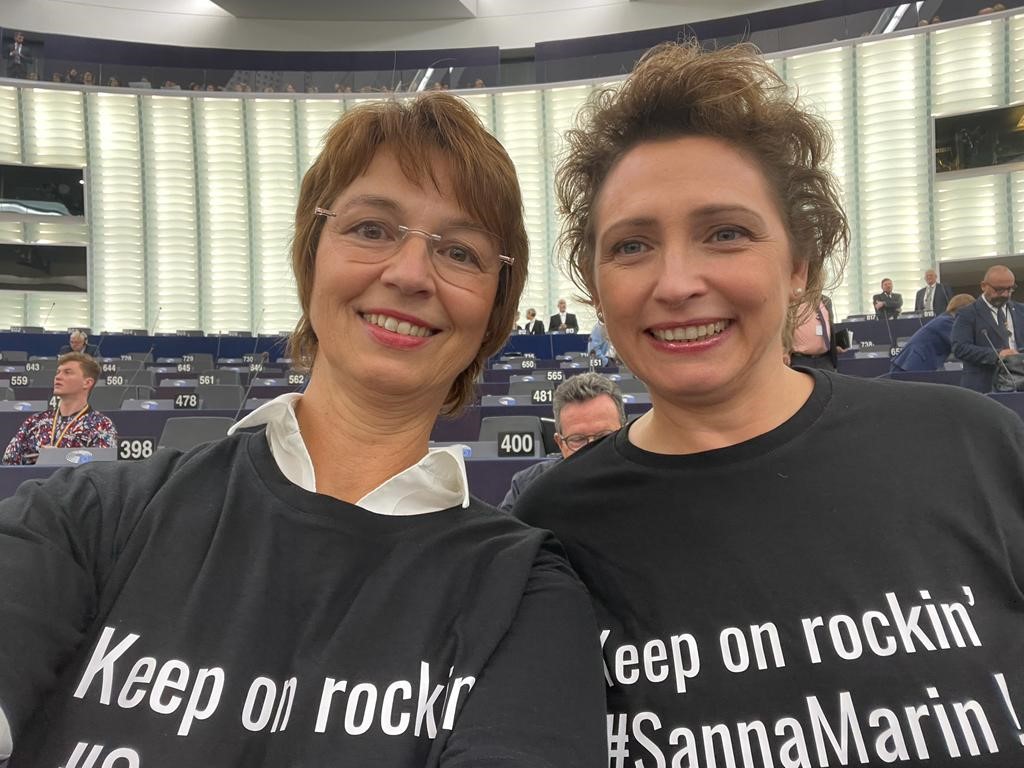 nicolabeerfdp's tweet photo. THIS IS EUROPE ! @MarinSanna 🇪🇺
For a liberal and openminded Europe, that's what we stand for! Keep on rockin' #sannamarin 🤘 @RenewEurope https://t.co/gx6BdTzP5W