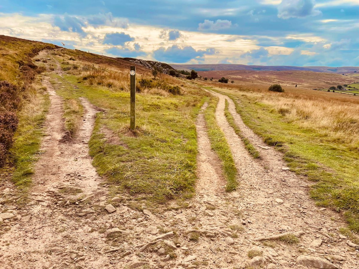 MafKascarade's tweet photo. High roads and low roads 
Land of the living and land of the dead. This is the nature of #LIFE soak it all up people x #MilleniumWay #Haworth #Bradford #Beautiful #landscape ❤️ https://t.co/UGX8aQEEVg