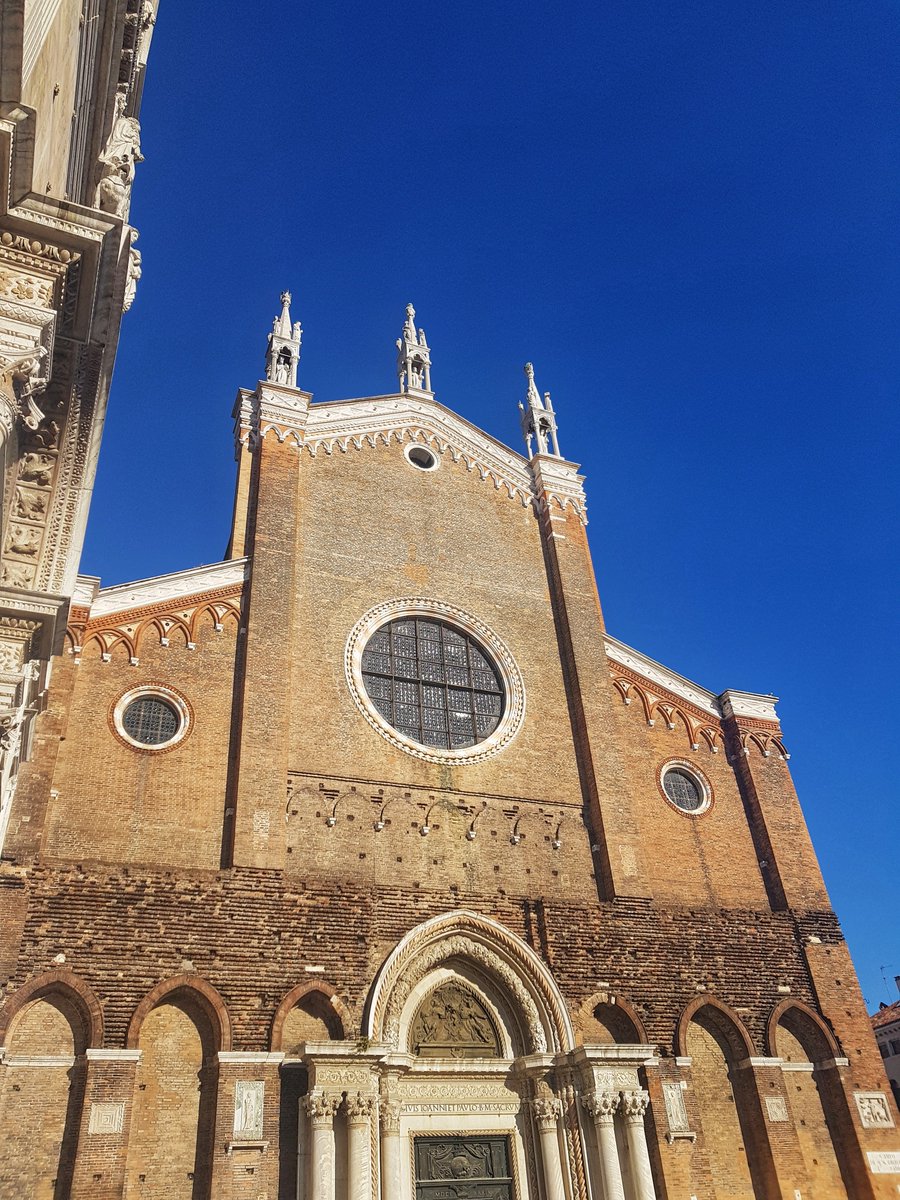 SerenissimaVe's tweet photo. 📌L'imponente Basilica dei Santi Giovanni e Paolo è un raffinato esempio di architettura tardogotica
 
👉Alla sua sinistra, il grande ingresso della Scuola Grande di San Marco in pieno stile architettonico rinascimentale veneziano

#Venezia1600 ❤️🦁 
@DetourismVenice https://t.co/jQvvTcvNcC