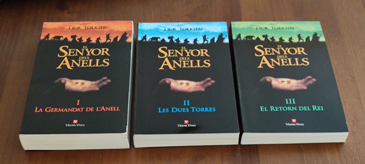 Skallaring's tweet photo. Gràcies @Desdelsofa_cat m'encanta aquest regal! 😍🥳🥳🥳

I la vostra web és molt útil! 👌😃
https://t.co/VXG86rye62

#ElSenyorDelsAnellsEnCatalà
#català https://t.co/FX5x4kUfAG