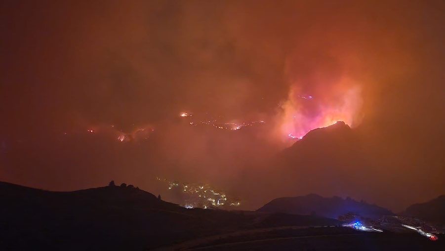 El <a href="/puertodemotril/">Puerto de Motril</a> quiere expresar su apoyo a los profesionales que están trabajando en la extinción del incendio forestal de Los Guajares y a todos los vecinos que se están viendo afectados.
Imagen cedida por <a href="/LecrinComarcal/">El Comarcal de Lecrín</a>