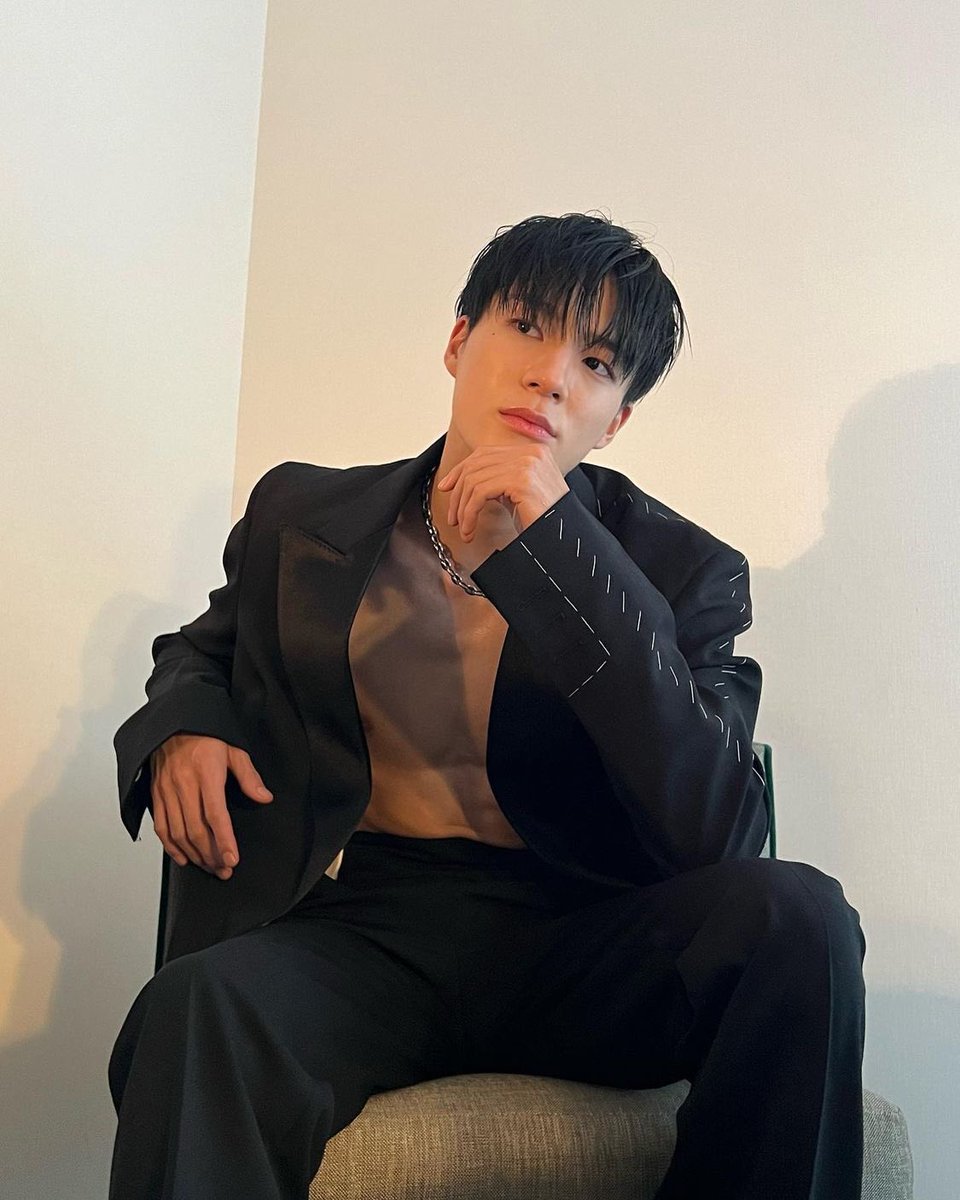 Me who's being Jeno bias + abs fetish .