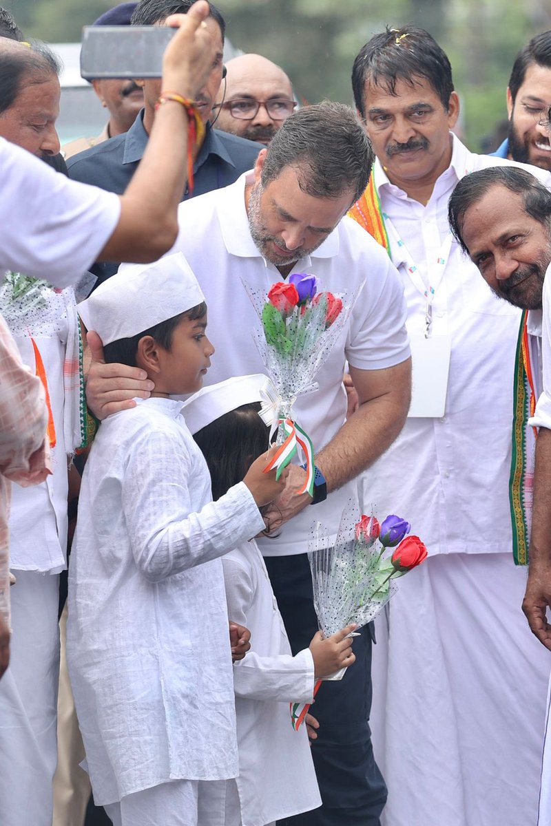 Mohdishaqsheru's tweet photo. अच्छे किरदार, अच्छे संस��कार, और..अच्छे विचार वाले लोग...हमेशा साथ रहते हैं, दिलो में भी , लफ्जो में भी,और दुआओ में भी ।  #BharatJodoYatra https://t.co/5cAq1PfBW0