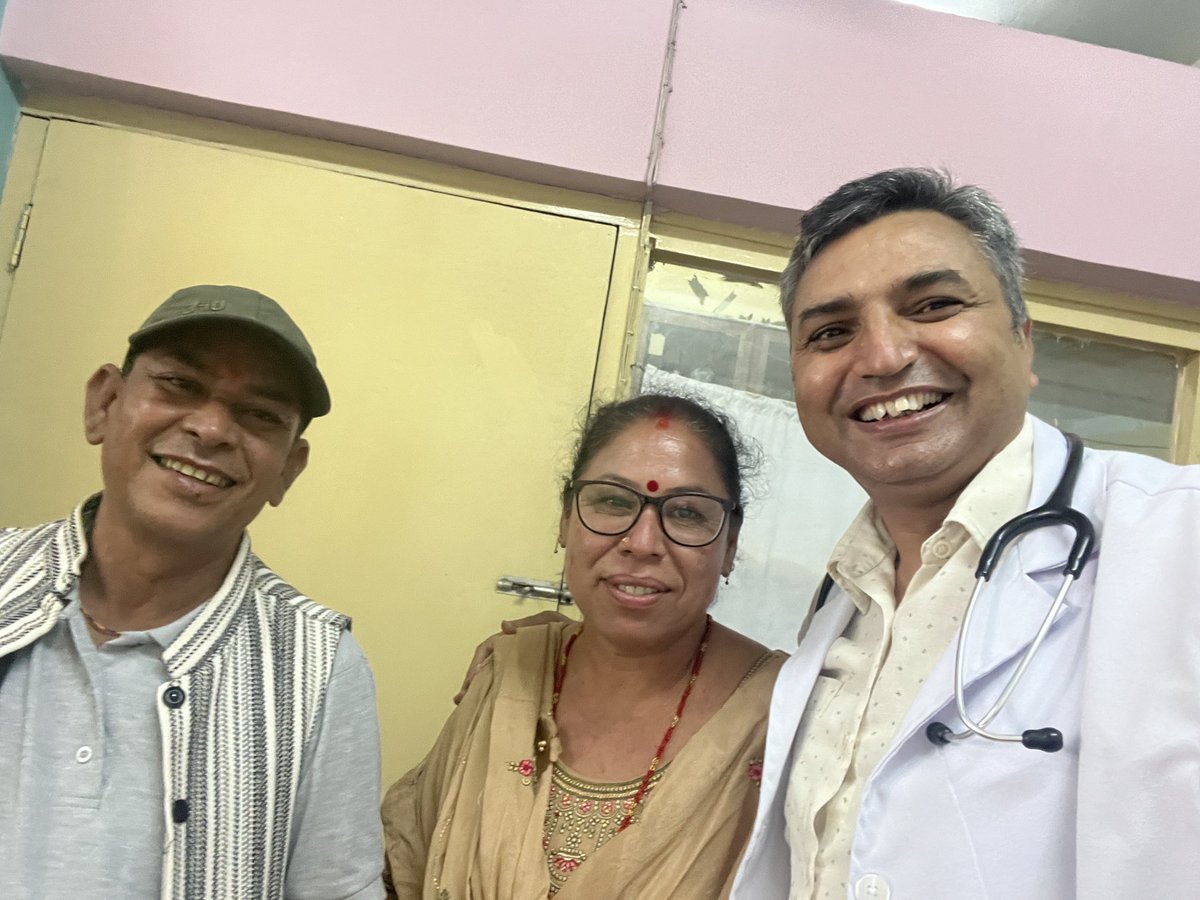 pokhrelinephro's tweet photo. २०६१ सालमा सरूवा भएर उदयपुर कटारी पुगेपछि
गएको दिन देखि नियमित दुई वर्ष खाना पकाएर खुवाउने गिरी भाउजू र गिरी दाइ आज अकस्मात ओपिडीमा आउनु भयो..म यहॉ छु भन्ने थाहा पाएर भेट्न मात्र आउनु भएको रे ..
कम्त��� रमाइलो भएन आज ! https://t.co/g5AGd0yBe4