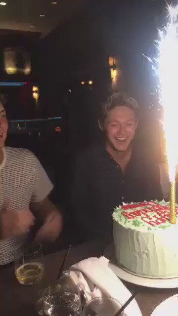 nialldadbot's tweet photo. meu deus, docinho! olha o tamanho dessa vela! eu amei, obrigada pelo presente, por mais que eu fale que você é meu maior presente de todos! https://t.co/hUL0j3mFGe