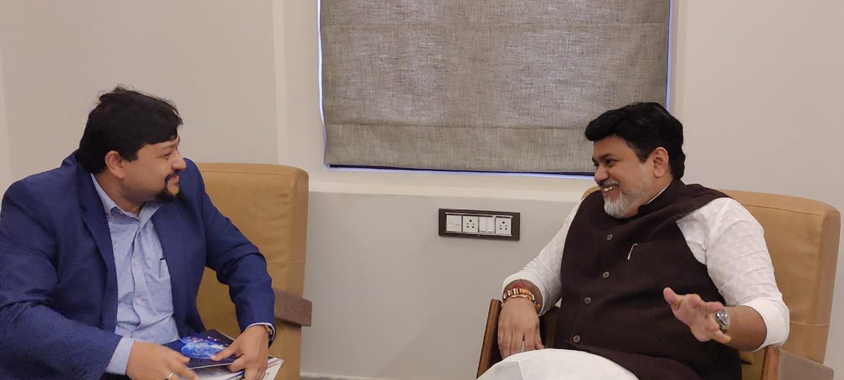 samant_uday's tweet photo. आज ट्रेड प्रमोशन कौन्सिल ऑफ इंडिया'चे संचालक संदीप दास यांच्यासमवेत बैठक संपन्न झाली. यावेळी, राज्याच्या उद्योग क्षेत्रातील गुंतवणूक वाढ आणि निर्यात वाढीसाठी आवश्यक असणाऱ्या विविध बाबींवर सविस्तरपणे चर्चा करण्यात आली.

@TPCI_ @SANDIPD23177214 https://t.co/FahwfaS59O