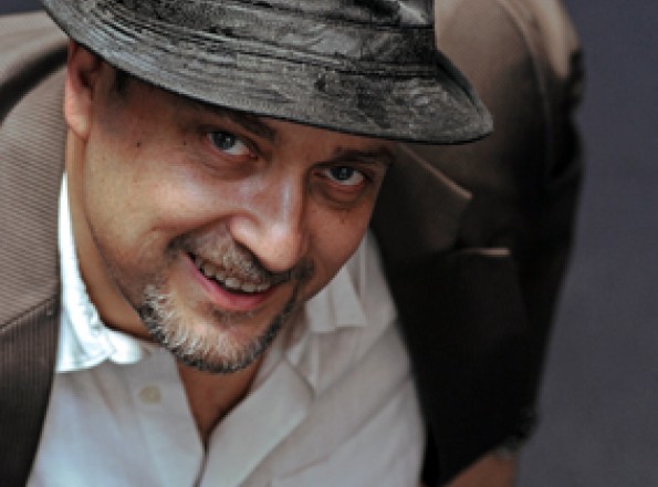 les_osses's tweet photo. ⚡️📢RÉMI DE VOS, l'auteur d'OCCIDENT, sera présent SAMEDI 8 OCTOBRE pour découvrir à 20h la création du Théâtre des Osses et rencontrer le public lors du bord de scène ! Rés. https://t.co/GeFqhnXH1S ou 026 469 70 00⚡️Mise en scène Nicolas Rossier https://t.co/fjBkHoCrAc